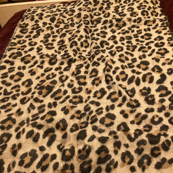NY&CO leopard print oversized scarf with fringe. - Picture 3 of 7